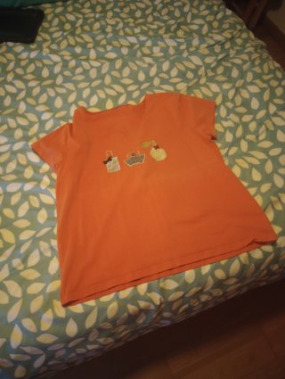 Camiseta naranja con dibujos