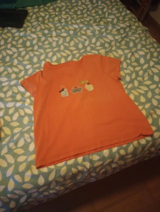 Camiseta naranja con dibujos