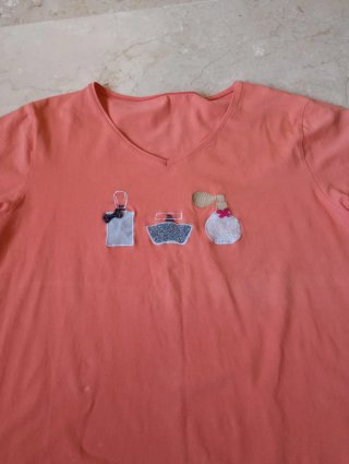 Camiseta naranja con dibujos