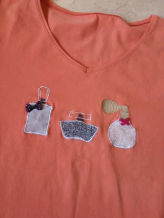 Camiseta naranja con dibujos