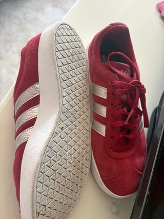 Zapatillas Adidas Rojas y Plateadas