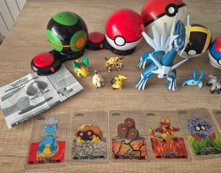 Lote Figuras, Cartas y Pokeballs Pokémon vintage