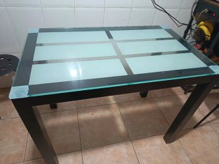 Mesa de cristal y madera negra