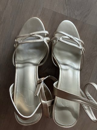 Sandalias doradas sin estrenar