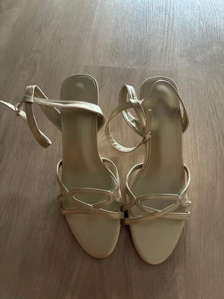 Sandalias doradas sin estrenar