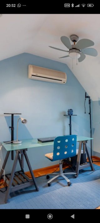 Escritorio de cristal y silla azul
