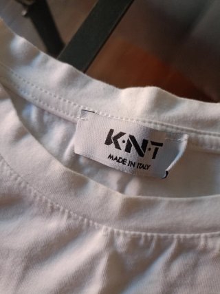 Camiseta KNT con flor de lentejuelas