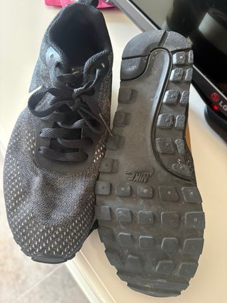 Nike MD Runner Negro/Dorado