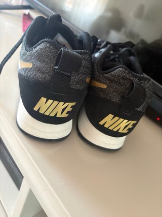 Nike MD Runner Negro/Dorado