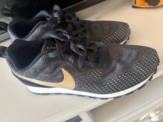Nike MD Runner Negro/Dorado