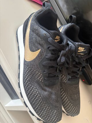 Nike MD Runner Negro/Dorado
