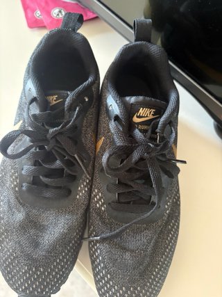 Nike MD Runner Negro/Dorado