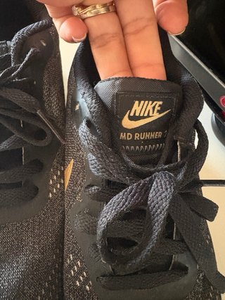 Nike MD Runner Negro/Dorado