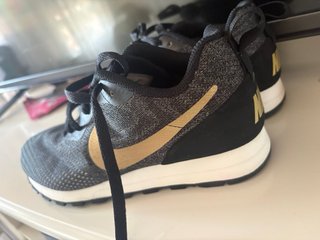 Nike MD Runner Negro/Dorado