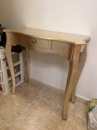 Mesa consola beige y dorada