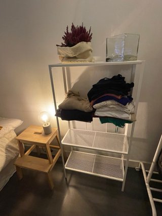 Estantería metálica blanca prácticamente sin usar.