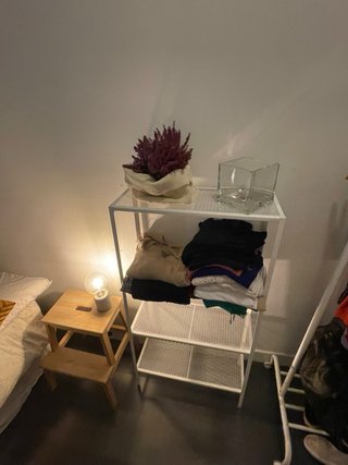 Estantería metálica blanca prácticamente sin usar.