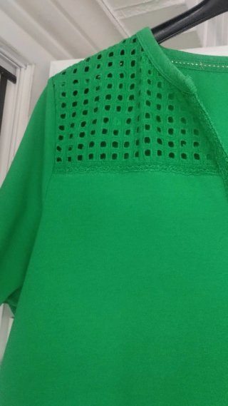 Camiseta verde Antea con detalles