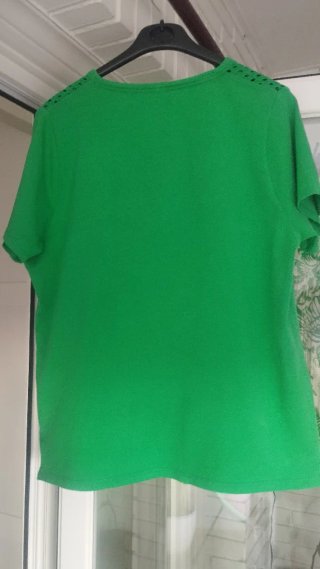 Camiseta verde Antea con detalles