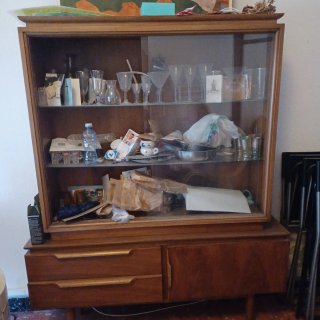 Mueble vitrina madera y cristal