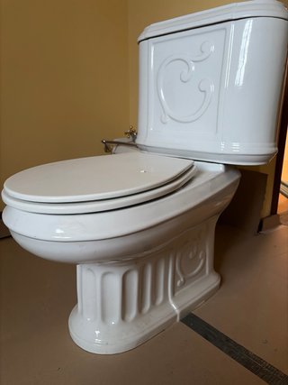 Inodoro de porcelana blanco con diseño