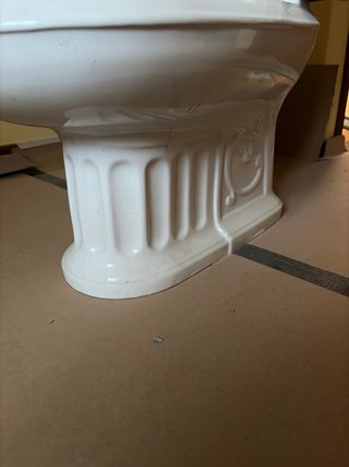 Inodoro de porcelana blanco con diseño