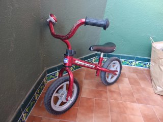 Bicicleta Chicco sin pedales roja