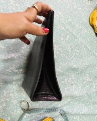 Pochette nera con dettaglio dorato