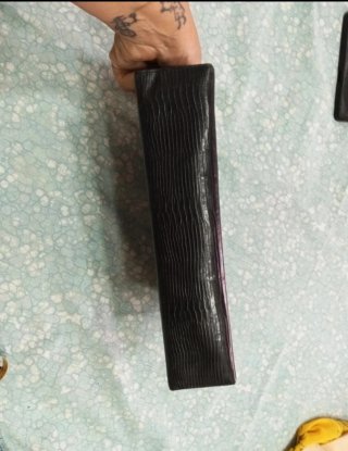 Pochette nera con dettaglio dorato