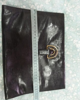 Pochette nera con dettaglio dorato