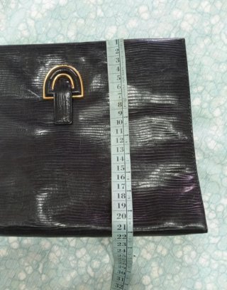 Pochette nera con dettaglio dorato