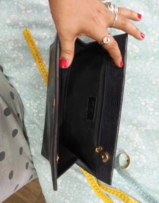 Pochette nera con dettaglio dorato