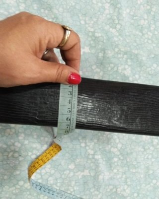 Pochette nera con dettaglio dorato