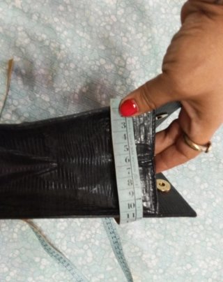 Pochette nera con dettaglio dorato
