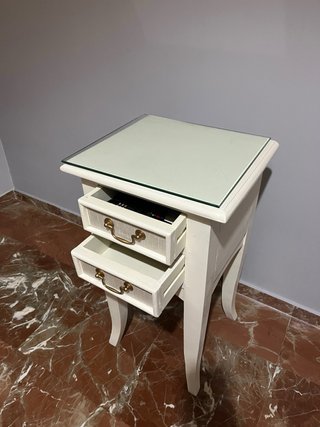 Mesita auxiliar blanca con tapa de cristal
