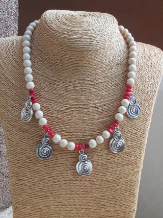 COLLAR DE PIEDRA NATURAL, ZAMAK Y CORAL