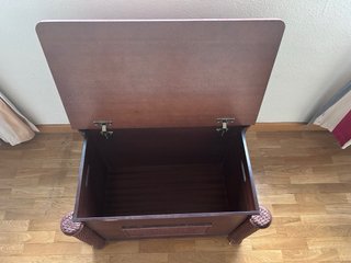 Baúl de madera con detalles de mimbre