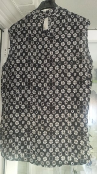 Top estampado con pedrería