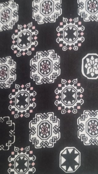 Top estampado con pedrería