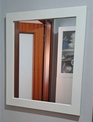 Mueble blanco con espejo