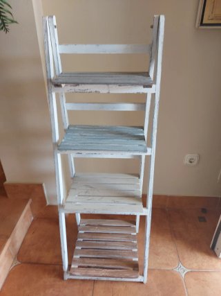 Estantería de madera blanca