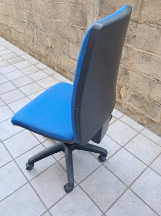 Silla de oficina azul y negra