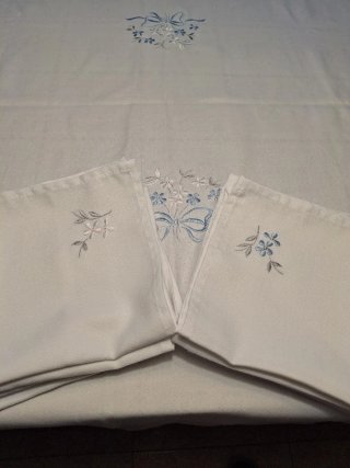 Mantelería blanca bordada flores y lazo