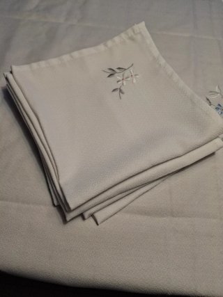 Mantelería blanca bordada flores y lazo