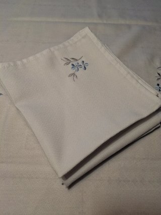 Mantelería blanca bordada flores y lazo