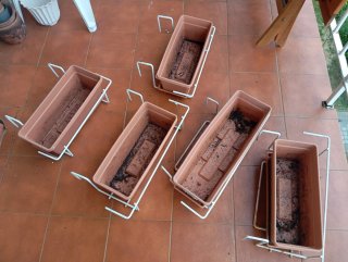 Maceteros de plástico marrones (x5)