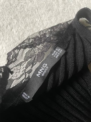Camiseta de mujer con encaje negro