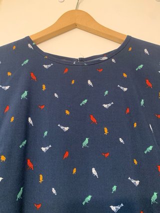 Vestido azul con estampado de pájaros