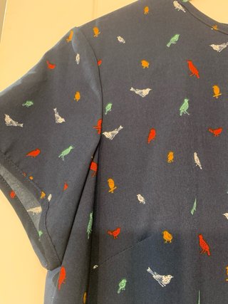 Vestido azul con estampado de pájaros