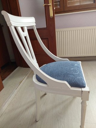 Silla tapicería azul y blanca